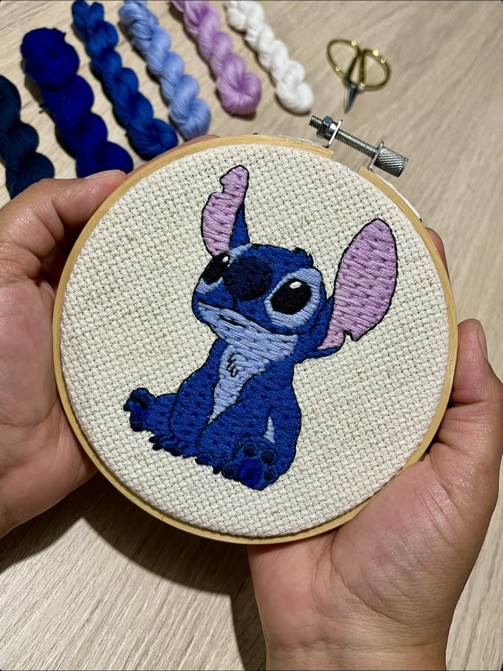 Stitch …💙🩵 Este bordadito me llevó más de lo que esperaba, y me ha dejado más aprendizaje con cada detalle ✨  Espero lo disfruten 🫰🏼 Canal de YouTube 👉🏼🔺 “Huitz Art i” 🔻 Los tqm 🫶🏼  #huitzarti #huitzart_ivonne #bordado #ivonnepintaconhilo #hechoenmexico #stitch #liloandstitch     