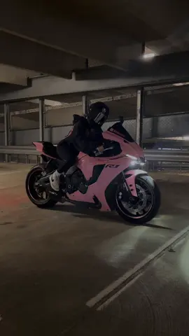 she bites #yamahar1 #bikergirl #r1 #pinkbike #pinkr1 