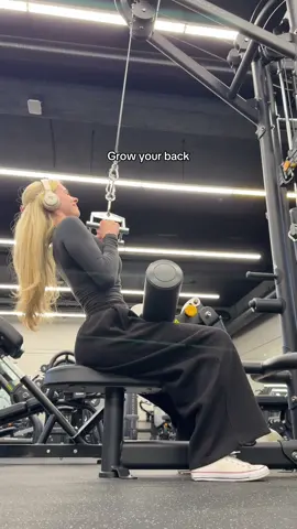 It gives you more of an hourglass + illusion of a smaller waist! Building your back helps the most if you have a natural rectangle or pear body shape. If you have a natural inverted triangle shape than focus more on your quad and glute growth! My hourglass programs based on body type are on my app + website ⏳✨