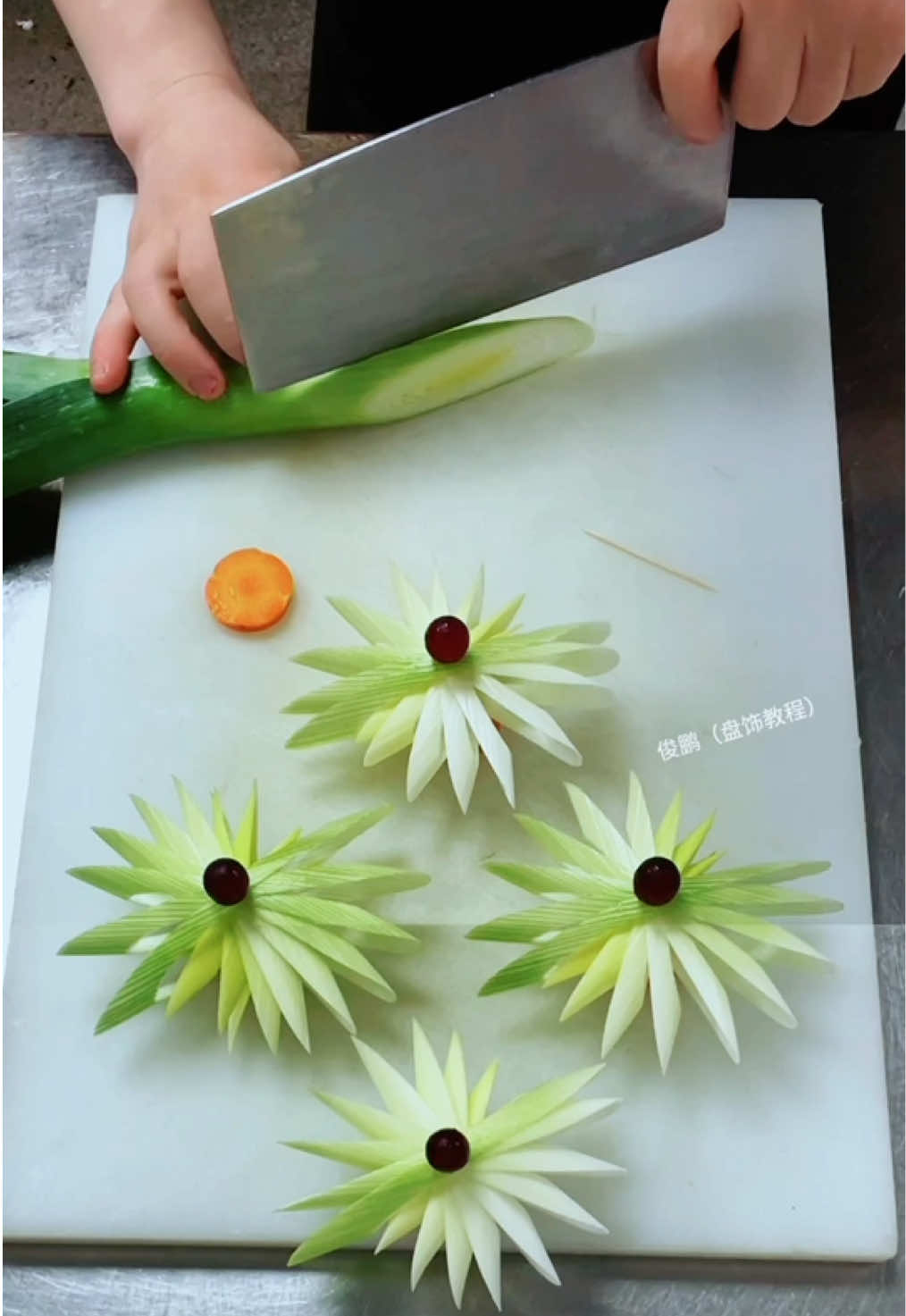 大葱一刀秒变 葱花小盘饰！你学会了吗？#吃出仪式感 #果蔬造型 #摆盘技巧