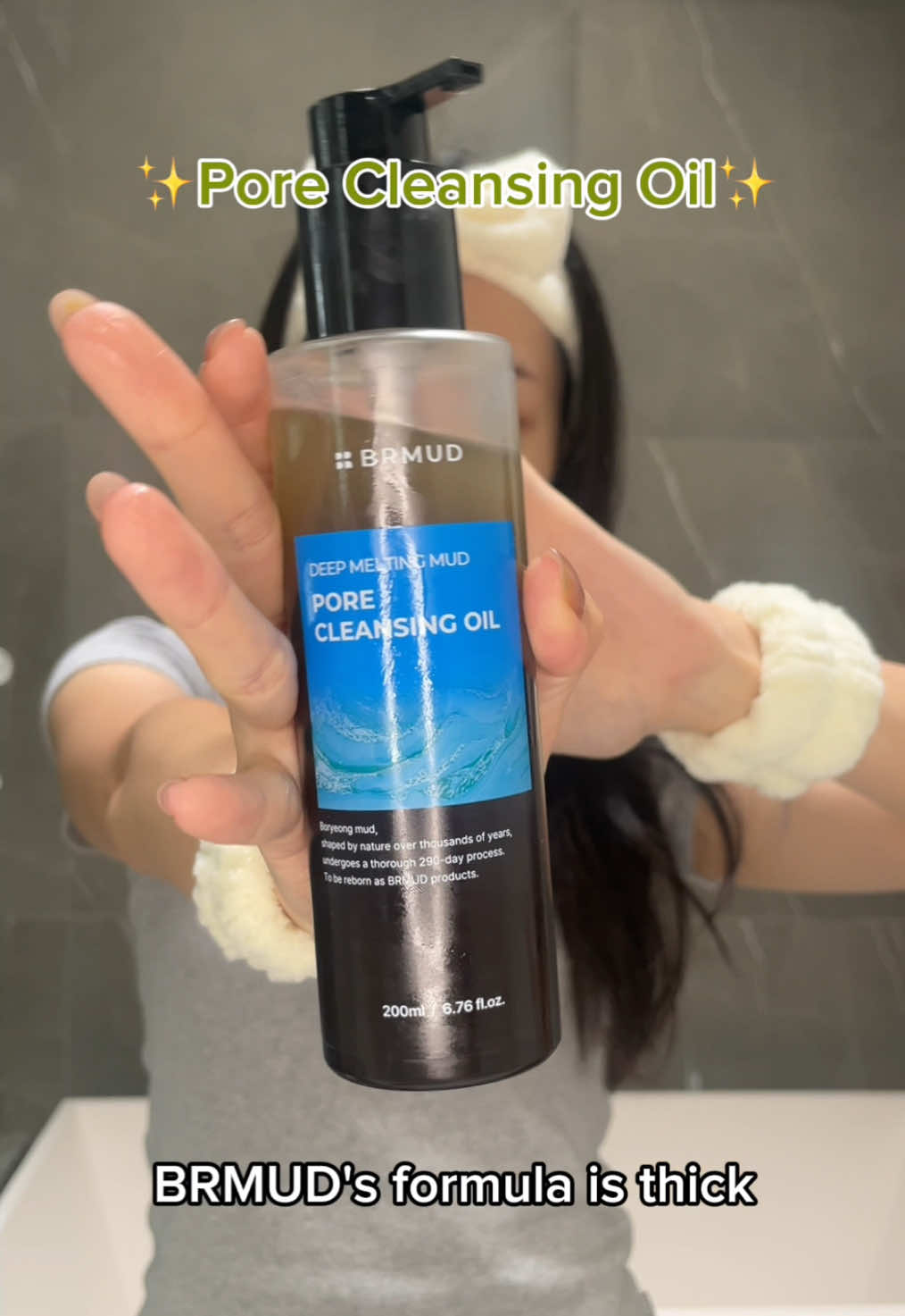 I have NEVER tried such cleansing oil in the K-Beauty industry before! Mud technology and rich texture that also manages to clean my pores while hydrating my skin? 🙂‍↔️ this might be the next VIRAL cleansing oil👀 #brmud #porecleansingoil #kbeauty #skincare #korean 