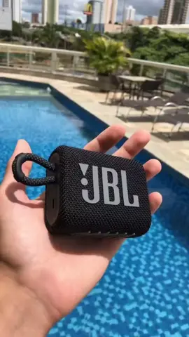 Pequena no tamanho, gigante no som! A Caixa de Som Go 3 tem Bluetooth, é portátil, resistente à água e perfeita pra te acompanhar em qualquer aventura. Design esportivo, bateria duradoura e um precinho que parece mentira #Shopee #compras #achadinhos 
