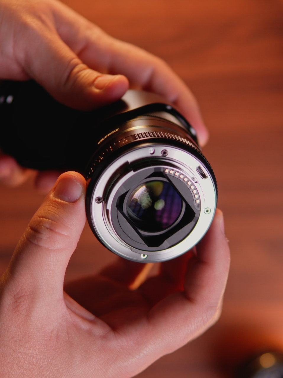 Unboxing da 23mm 1.4 da @Viltrox  Construção robusta, lente clara e um desfoque cremoso #viltrox #23mm