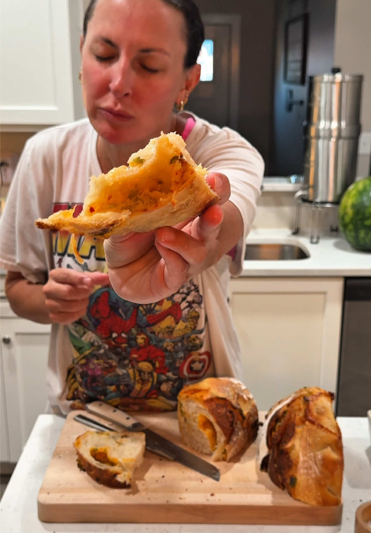 Cutting into a fresh sourdough loaf is on of my favorite parts of baking. There’s nothing better than the first slice. I can’t believe these were made with unfed starter 🤯 #sourdough #sourdoughbaking #sourdoughbread #sourdoughtok #bread 