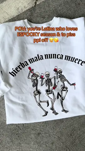 It’s ESPOOKY season 💀👻🎃 #espooky #espookyseason #espookysweater #spanishhalloween #spanishgraphictshirts #spanishcrewnecks #oversizedcrewnecks #hierbamalanuncamuere #latina 