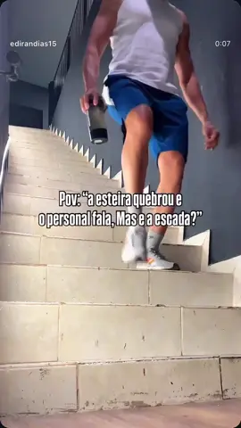 Esteira que é bom, nada. Mas a escada? Essa nunca quebra… infelizmente. No final, você não sabe se treinou glúteo, perna ou se perdeu um pedaço da coragem de viver. Se você sobreviveu a 3 minutos nela, você sobrevive a qualquer coisa na vida. ⸻ 👉 Siga agora e fortaleça seu corpo com propósito — e sua mente com inspiração! 💪• . . . . .  #SubidaDoCaos #EscadariaDoDesmaio   #musculação #academia #treino #saúde #qualidadedevida #motivação #meme 