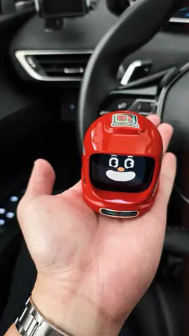 🤖 Mongogo – Robot Biểu Cảm Gắn Tap-lô Xe Hơi 🐣 Siêu dễ thương – Siêu sinh động – Siêu cá tính! Mỗi lần bạn quẹo lái, thắng gấp, tăng tốc, cán ổ gà hay “tấu hài” bất chợt, em robot nhỏ xinh này sẽ thay đổi biểu cảm tức thì khiến hành trình lái xe của bạn trở nên vui nhộn và đầy cảm xúc! #mochi #mongogo