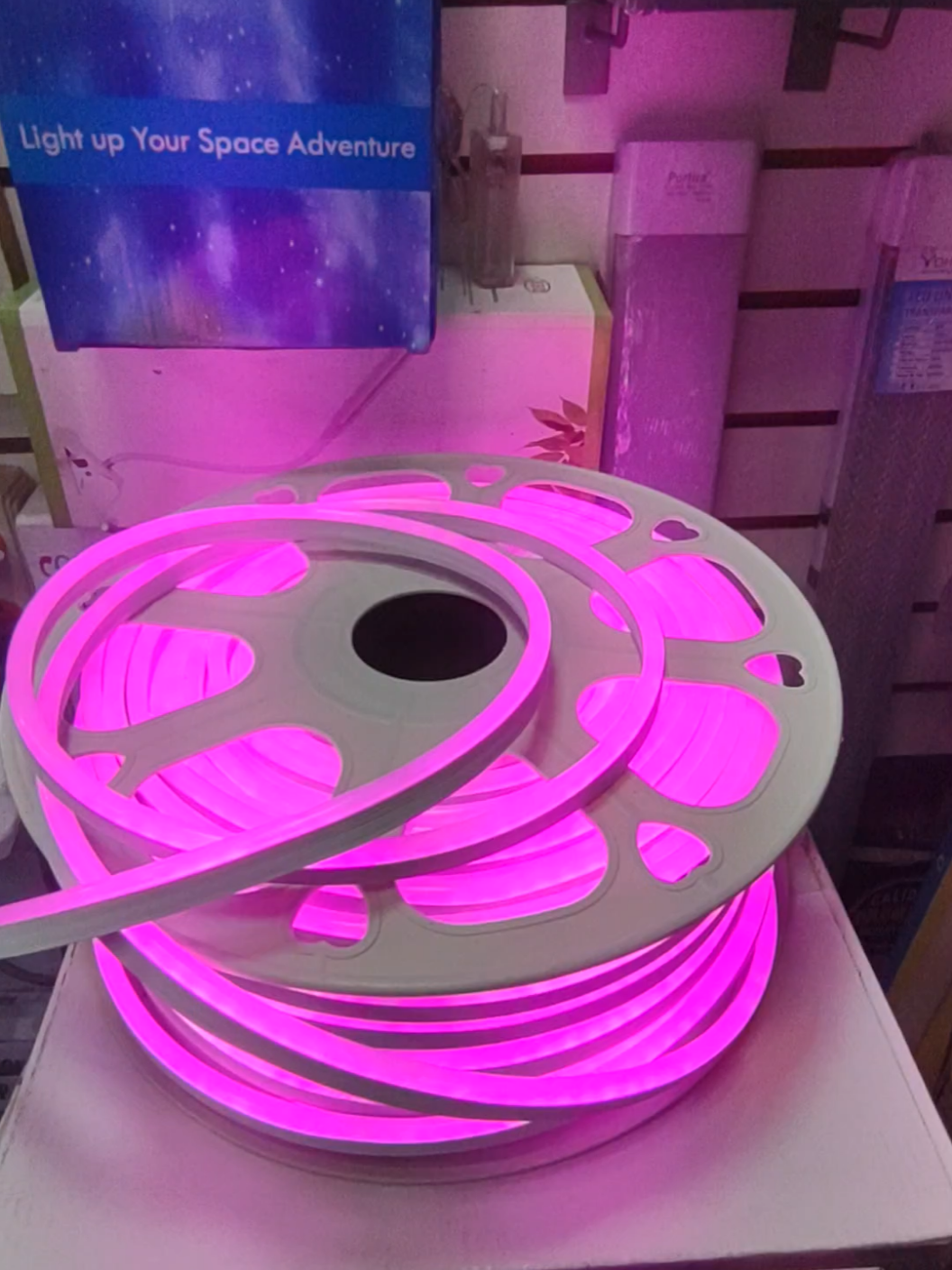 rollo de luces de manguera neón de 50 metros de 220v. #luces #magueraneon #neonflex #rollodeneon #iluminacion #paradecoracion #rollodeluces #lucesled #elvilux1 #paratii 
