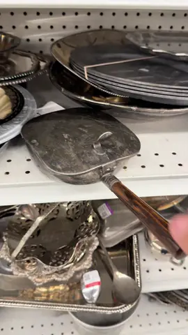 Some say it’s for hot coals, others say it’s a litter tray for cats — but why does no one say it’s for frying eggs? 🍳😄#recycle #asmr #goodwill #CleanTok #CrazyClean 