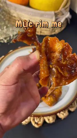 Mực rim me ngon hết sẩy lun mọi người oi,từng con mực thấm đẫm nước sốt me chua chua ngọt ngọt cay cay,ăn siêu dính luôn, mực tươi càng nhai càng ngọt,thịt dày dục à, này ăn vặt ngon hết sẩy,còn lai rai thì quá bén#xuhuong #LearnOnTikTok #ancungtiktok #mucrimme #mucrimmehuongthom #muc #@bepnhangan94