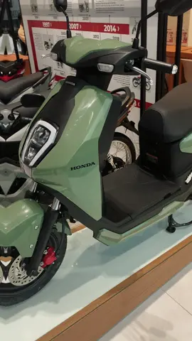 ⚡ Honda ICON E – Nhỏ gọn tinh tế, tiện lợi mỗi ngày!  ⚡Di chuyển nhẹ nhàng, tiết kiệm chi phí, kiểu dáng hiện đại  –Honda ICON E là lựa chọn thông minh cho mọi độ tuổi! 🚴 Thiết kế gọn gàng – dễ dàng xoay trở phố đông 🔋 Động cơ êm ái – sạc điện là đi, không lo xăng 📦 Cốp rộng, yên êm – mang theo cả ngày vẫn thoải mái ⚡ Pin Lithium-ion chống nước 🔥 Vỏ pin được làm bằng hợp kim nhôm nhẹ nhàng nhưng siêu chắc chắn 🌿 Dễ dàng tháo rời và có thể sạc mọi lúc mọi nơi theo 2 cách rất tiện lợi: sạc trực tiếp trên xe hoặc có thể tháo rời pin để sạc Đặc biệt, Honda Việt Nam đang có chính sách thuê pin LINH HOẠT HẾT NẤC để quá trình sử dụng xe gắn máy điện thuận tiện hơn bao giờ hết: 1. Linh hoạt thanh toán từ 1-6 tháng. Bên cạnh đó khi thanh toán 6 tháng, tặng 1 tháng miễn phí. 2. Linh hoạt thanh toán bằng đa phương thức, chỉ cần sử dụng ứng dụng MyHonda+ 3. Linh hoạt đổi pin khi dung lượng pin giảm dưới 70%, miễn bảo đảm pin không móp méo. Và đổi pin MIỄN PHÍ nha cả nhà! 🔒 Trang bị đầy đủ – đèn sáng, phanh an toàn, bảo vệ mỗi hành trình 👉 Dù bạn là học sinh, sinh viên, dân văn phòng hay nội trợ, ICON E đều là trợ thủ đắc lực mỗi ngày! _______________________ 🎁 Ưu đãi khi mua xe tại HEAD Vũ Minh 5 Từ ngày 15/07/2025 đến hết ngày 15/10/2025 🎁 Khách hàng mua xe gắn máy điện Honda ICON e: sẽ được lựa chọn: + 01 voucher phụ kiện trị giá 2.000.000 VNĐ ;  hoặc + Gói trả góp lãi suất 0%khi mua xe theo hình thức trả góp tại các HEAD thông qua các công ty tài chính . 👉 XE ĐẸP -GIÁ TỐT - ƯU ĐÃI HẤP DẪN .  Bạn còn chần chừ gì mà không đến HEAD HONDA VŨ MINH 5 để nhận ưu đãi ngay nào ! !---------------❤--------------- 👉 Inbox Vũ Minh 5 ngay hôm nay để được tư vấn và nhận các chương trình ưu đãi! 📌HEAD 5: Xóm 1, Xã Rạng Đông, Tỉnh Ninh Bình ☎ Hotline: 0901.780.779 #HondaIconE #XeDienThongMinh #DiChuyenXanh #XeDienMoiNgay #HondaVN #XeDienChoMoiNha #ICONE2025