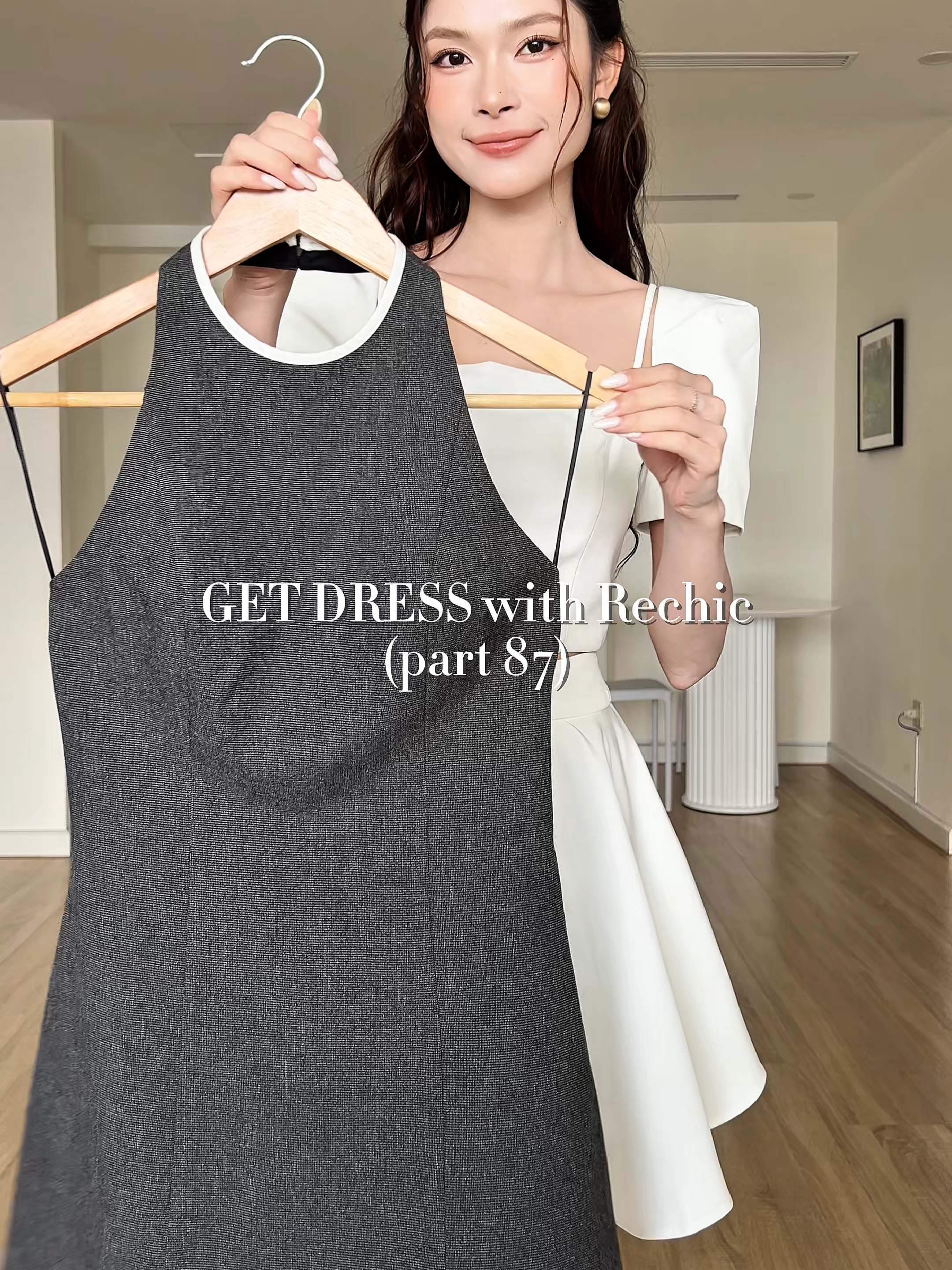 Nàng sẽ trông nổi bật với thiết kế đầm cổ yếm phối viền trắng – tinh giản mà đầy nét hiện đại. #rechic #fashion #dress