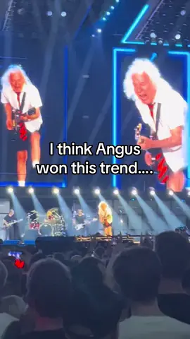 Angus always duckwalking… #angusyoung #acdc #randomvideo #trend #fyp #dusseldorf #pwruptour 