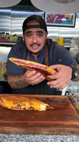 🔥 ¡Llegó la grasa del Día de los Padres! Desde hoy y to' el finde: el nuevo Sandwich de Pastrami está en la casa. No hay que pelear, aquí hay pa to’ el mundo. 👀🥪 #MrSandwich #SandwichDePastrami #DíaDeLosPadres #Foodtropolis