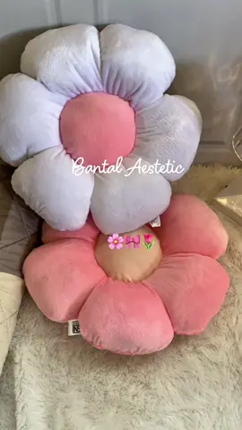 🌸 Bantal Bunga Aesthetic! 🌸 Dijamin bikin kamar makin gemes & cozy 🛏️✨ Harga? Mulai 20ribuan aja! Klik keranjang kuning sebelum kehabisan yaa~ #bantalaesthetic 