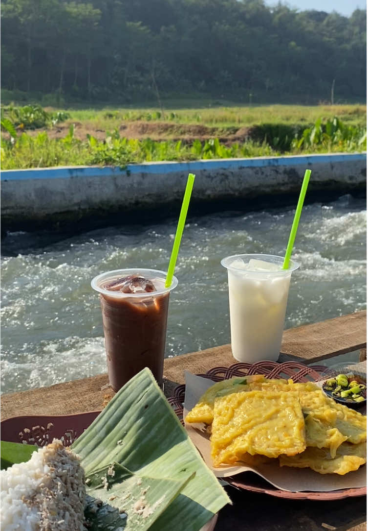 sarapan with a view🍃🌊 #fypシ゚ #pandansari #wisatabatang #pinggirkali #view #foryoupage #batang24jam #4u #xybca #batangupdate #ikuttrend #viraltiktok 