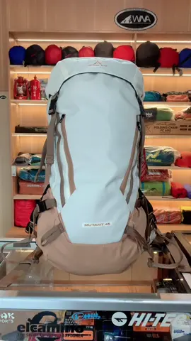 Carrier Altitude Gear  Mutant 45L  adalah backpack berkapasitas 45 liter yang dirancang untuk menemani kegiatan hiking Anda,  Untuk memberikan kenyamanan saat membawa beban, tas ini didukung oleh teknologi backsystem Air flow dan sudah single frem alumunium. Tas ini memiliki banyak tempat penyimpanan, diantaranya kompartemen utama, saku tutup atas (mode roll top) dan dua saku samping untuk menjaga barang bawaan Anda terorganisir dan mudah diakses. Fitur: Kompartemen utama model,  roll top,  Dua saku di tutup atas. Dua saku samping. Tali kompresi samping.  Pengikat trekking pole.  Tali bunge di bagian head pocket Tali dada peluit #fyp #masukberanda #carrier #masukberanda#likeback #fyppppppppppppppppppppppp 