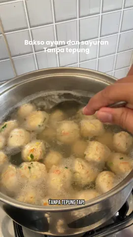 Bakso ayam tanpa tepung. Bahan:  500gr paha ayam fillet  200gr wortel 150gr jagung Secukupnya daun bawang 3 siung bawang putih  1 sdt garam 1 sdt kaldu jamur 1/2 sdt merica 1/2 sdt bawang putih bubuk  1 putih telur #resepbaksoayam #resepbakso #baksoayam #resepmasakan #resepsimple #resepsimpel #resepmudah 