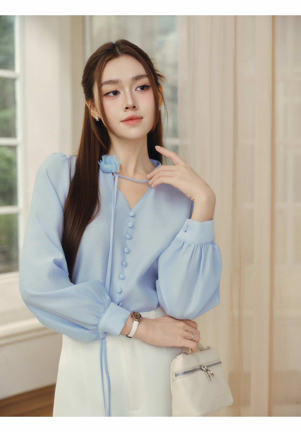 Chiếc áo được đính kết bông hoa Trà tinh tế mix với quần trắng thanh lịch, nhẹ nhàng #Calie #SimplyPretty #congso 