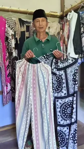 Assalamualaikum ini kake jual celana kulot. silahkan pesan di keranjang kuning ya, terimakasih  #celanakulot #kulot #kulothighwaist #celanawanita #pemulaaffiliate #bajuperempuan #foryoupage #tiktokshop #jualan #viralvidio 