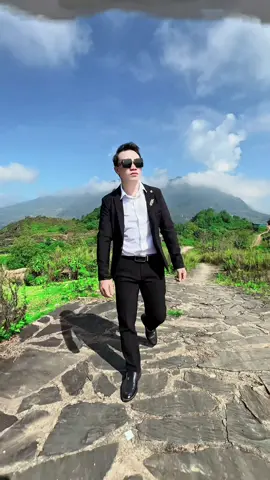 1. Chỉ cần một nỗi đau lặp lại đủ 2-3 lần, bạn sẽ không còn thấy nó đáng sợ nữa. 2. Khi điều khó khăn xảy ra vài lần, bạn sẽ thôi sợ – chỉ thấy quen. 3. Cái gì lập lại vài lần cũng hóa bình thường, kể cả nỗi đau. 4. Vượt qua một lần thì gọi là nỗ lực. Vượt qua vài lần, nó trở thành thói quen. 5. Sau 2-3 lần chịu đựng, bạn sẽ không còn gọi đó là “khó khăn” nữa.