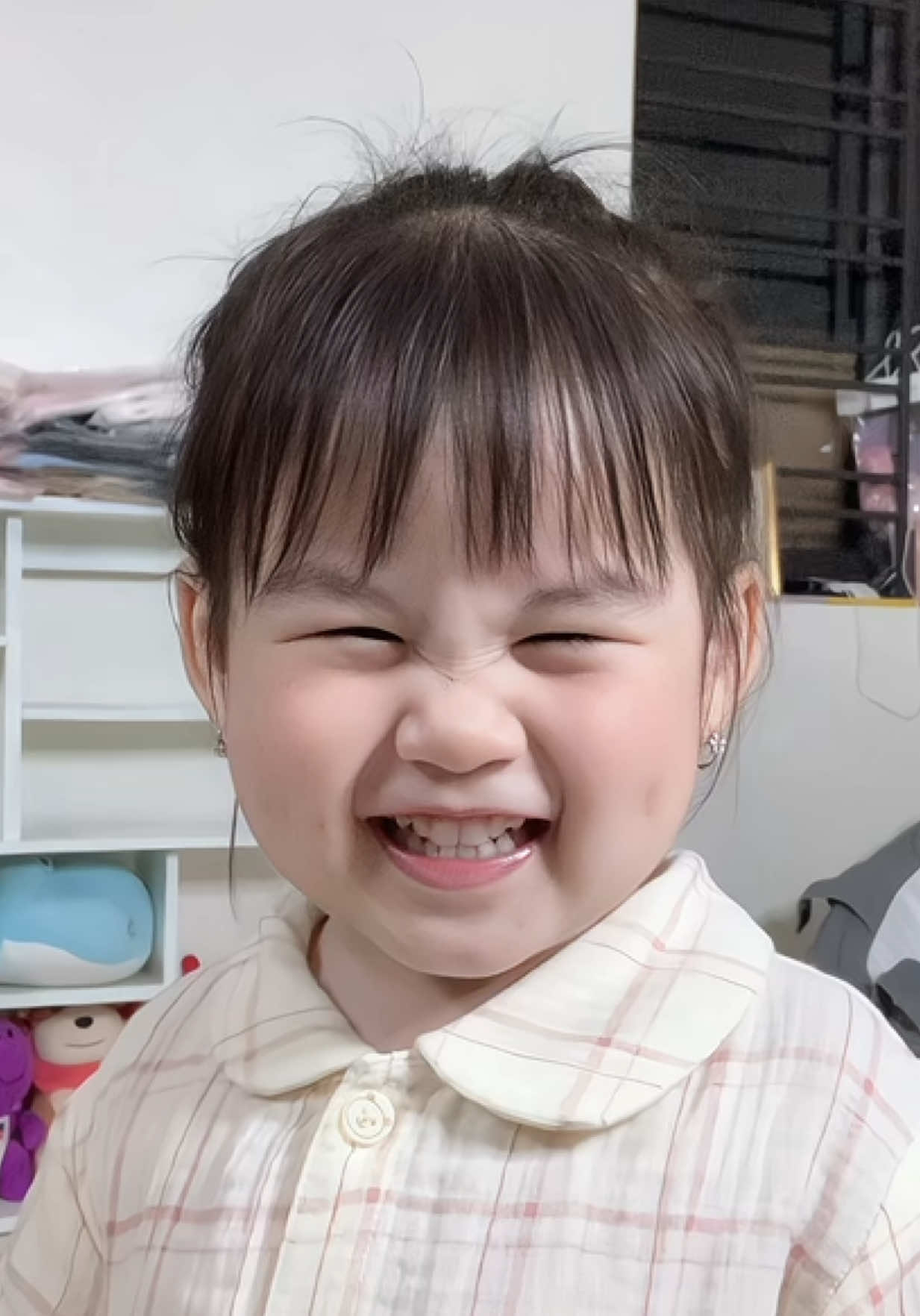 Mẹ nhỡ tay ấn quay từ lúc nào ko biết, lúc edit thấy video con cười nhăn 🤣 mắc mớ gì cười xong lại thở dài vậy #embemalum #malumdongtien #embedangyeu #xuhuong 