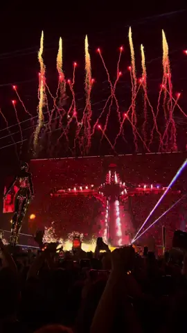 Montréal we were the craziest  #afterhourstildawnstadiumtour #montreal #theweeknd @The Weeknd 