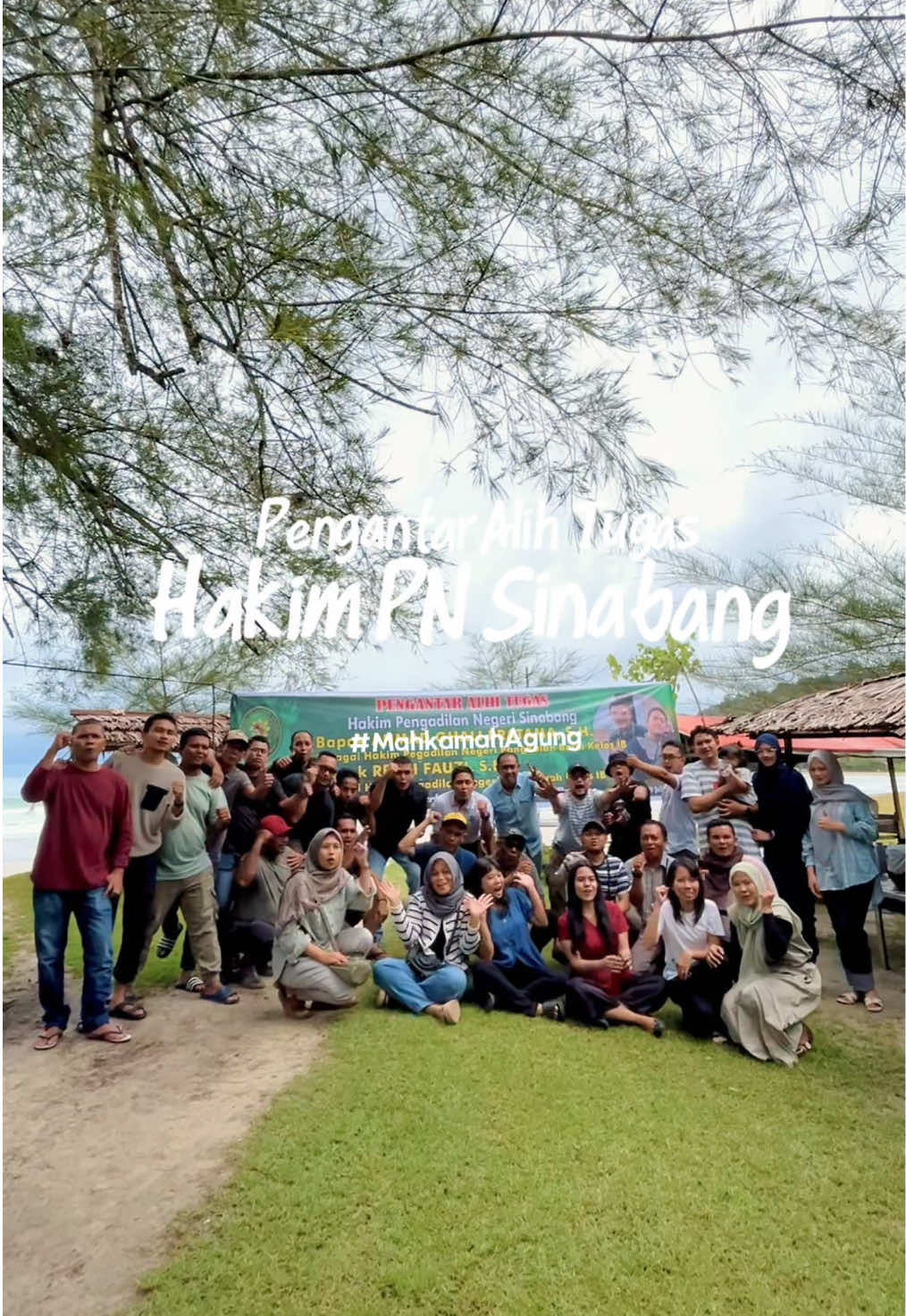 Sinabang-Humas: Minggu, 20 Juli 2025. Dalam rangka mempererat tali persaudaraan Keluarga Besar Pengadilan Negeri Sinabang menyelenggarakan pengantar alih tugas kepada Hakim yang telah mendapatkan promosi,  Hakim tersebut ialah : • Ahmad Ghali Pratama, S.H. • ⁠Rezki Fauzi, S.H. Dalam sambutannya Ketua Pengadilan Negeri Sinabang Riswandy, S.H. berharap Keluarga Besar Pengadilan Negeri Sinabang tetap menjaga Integritas dan kekompakan serta mengucapkan selamat dan sukses kepada para Hakim yang akan melaksanakan tugas di tempat yang baru✨ #PengantarAlihTugasHakim #Perpisahan #KeluargaBesarPNSinabang #MahkamahAgung  #MahkamahAgungRI #Humasmahkamahagung  #DitjenBadilum #PengadilanTinggiBandaAceh  #PengadilanNegeriSinabang #PNSinabang