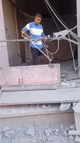 تعثرت خطواته وسقط عكازه وسط الركام في غزة... كأن الأرض لم تعد تقوى على حمل وجعه ولا ذاكرة الحرب التي يتكئ عليها.#غزة #عودة #قناة_عودة_الفضائية #قناة_عودة #فضائية_عودة 