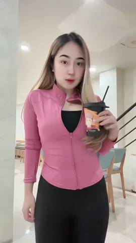 malu ada org😭