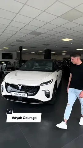 Voyah Courage není jen o designu a skvělé jízdě… překvapí tě i nečekanou dávkou zábavy! 🐶 Od zvukových animací po světelnou show… tohle elektro má styl i osobnost.✨🚘 #voyah #voyahcourage #elektrocar #fannyvideo #fannytiktok #evcar #humortiktok #tiktokviral #fyp #foryoupagee #cartok 