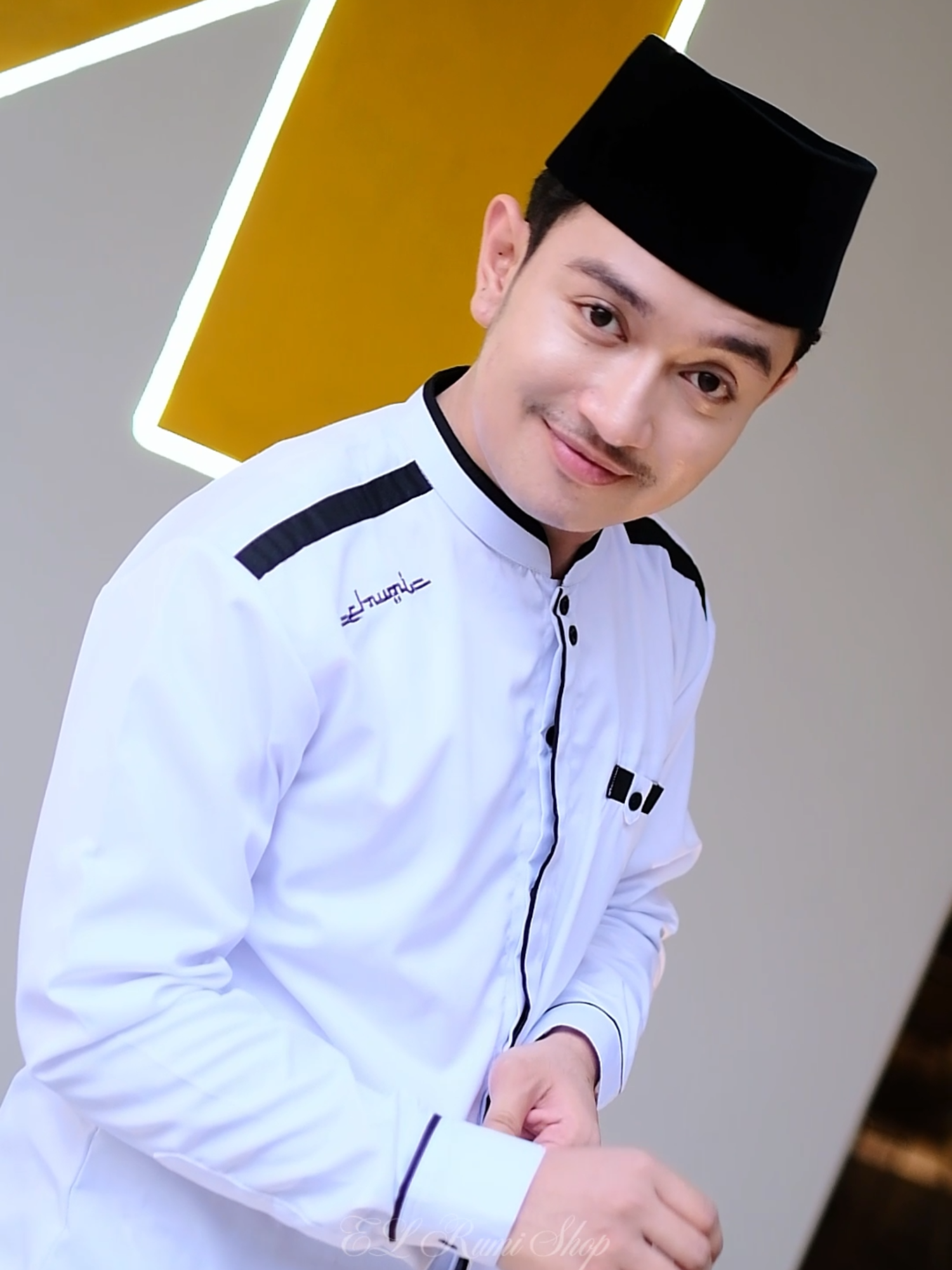 Baju koko rasa baju sultan. Dari bahan sampai bordir, El Rumi tuh nggak main-main. Harga middle, look high class.  🛒Yuk checkout sekarang juga! #wibgajian #gajiansale #kemeja #kokoterlaris #fashionmuslim #kokolenganpanjang