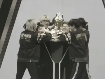 Mùa hè của 2 năm trước, ngày 23/7/2023 chúng ta đã từng thấy 1 SGP mạnh mẽ nâng cao chiếc cúp vô địch APL trên đất Thái. Vậy đến khi nào chúng ta mới được thấy họ như vậy thêm một lần nữa?🥺#sgpbang #sgpkuga #sgpjiro #sgpred #sgpphoenix #sgpkhoa #sgpfish #sgpzeref #sgpyiwei #saigonphantom #fyp #xhhhhhhhhhhhhhhhhhhhhhhh 