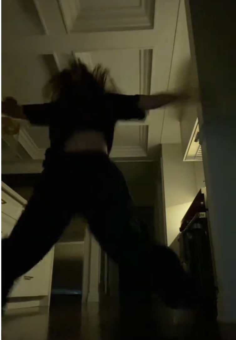 last one i promise🌪️ dc: @Kiana  - - - #lightsdownlow #dance #maejor #kianatangonan #choreography 