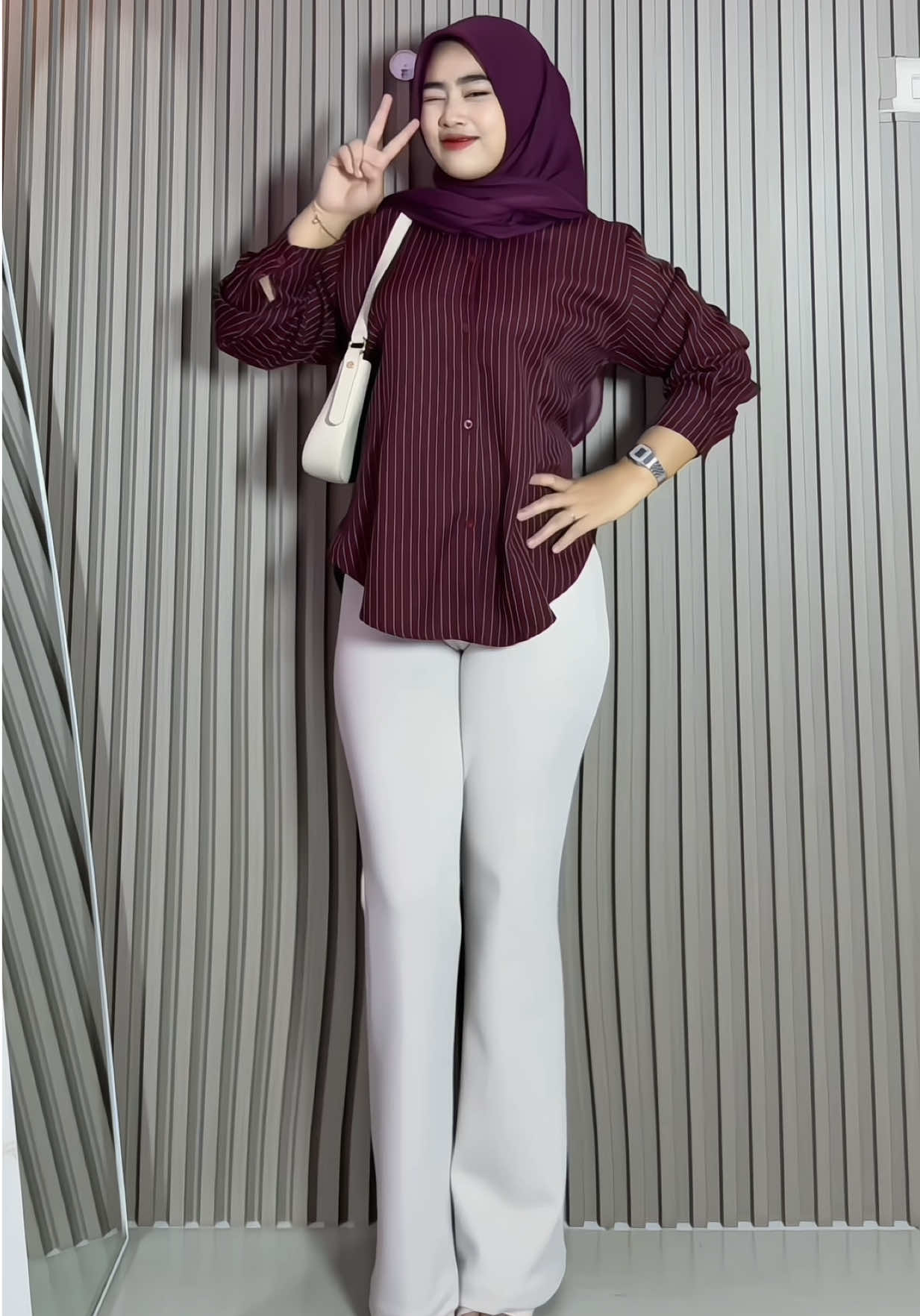 Biar keliat langsing loh pake kemeja ini tuh🫵🏻 #kemeja #kemejawanita #kemejawispie 