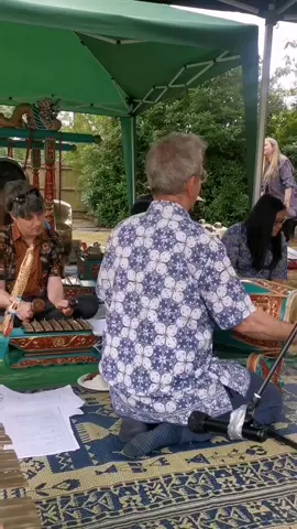 ngopi sambil melihat gamelan Jawa dimainkan warga lokal sana