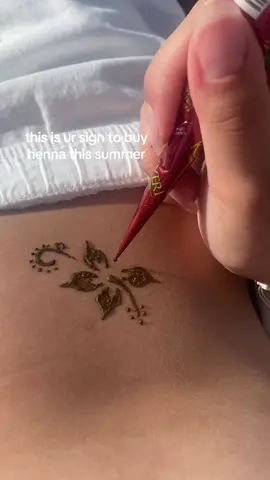 Well its allready summer but whatever #Summer #henna #hennatattoo #beachvibes #hibiscus #holidays #jet2holidays #tattoo 