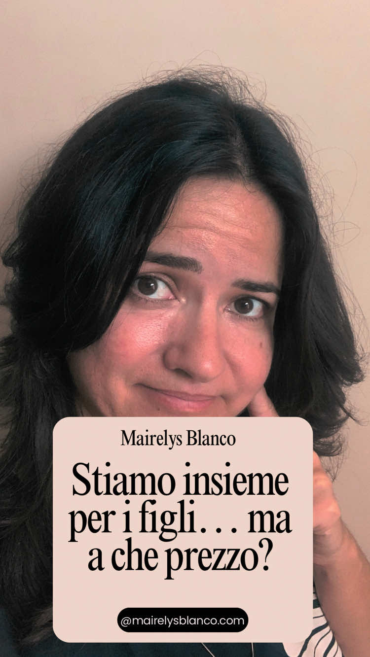 Dormire nello stesso letto ma sentirsi soli. Niente intimità, niente amore, solo silenzi. E intanto ti dici: “Restiamo insieme per i figli”. Ma lo senti quanto fa male? Scrivilo nei commenti se ti ci sei mai ritrovatə. #relazionespenta #restareperifigli #rinascita #coppia #counseling #famigliaincrisi #infelicità 