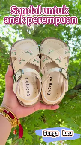 ✨ ​Sandali Anak Korean Style yang Lucu & Nyaman!​​ ✨ Coba lihat ​Sandali Korean Style​ ini, khusus untuk anak perempuan usia 3-16 tahun! 🎀 ✔ ​Desain cantik​ dengan ​strap silang​ dan ​ruffle detail​ yang manis ✔ ​Bordir bunga​ elegan di bagian atas, bikin si kecil makin stylish! ✔ ​Kulit lembut​ & ​sol empuk, nyaman dipakai seharian ✔ ​Tali pengait logam​ di pergelangan, mudah dipakai dan dilepas Warnanya ​soft dan timeless, cocok dipadukan dengan berbagai outfit! 💕 Dijamin si kecil langsung jatuh cinta! 💖 #fyp #backtoschool #sepatuanakimport #affiliatetiktok #sepatuanakperempuan #sepatuanak #sepatuanakmurah