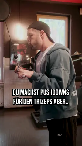 Old School Bodybuilder schwören schon seit Jahren auf einen Unterhandgriff bei Trizeps Pushdowns. Und tatsächlich spüre ich da den langen Kopf auch mehr als bei einem anderen Griff. Aber 