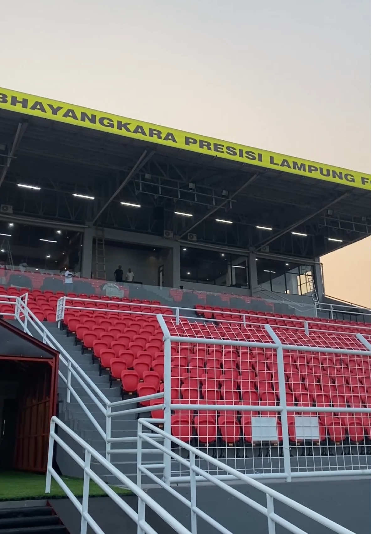 Kamis 24 Juli 2025. Saya beserta Wakil Ketua Umum asprov PSSI Lampung Yoga Swara dan beberapa pengurus BPD HIPMI Lampung berkesempatan hadir dan menyaksikan langsung persiapan Peresmian Stadion Sumpah Pemuda Lampung yang Akan segera dilaksanakan. Stadion Sumpah Pemuda Lampung menjadi ikon baru kebanggaan olahraga di Bumi Ruwa Jurai. Stadion ini juga akan menjadi homebase resmi bagi Bhayangkara Presisi Lampung FC, tempat mereka bertanding dan berlatih untuk menghadapi berbagai kompetisi nasional. Saya mengucapkan selamat dan sukses untuk acara peresmian stadion yang akan dilaksanakan ini. Semoga menjadi pusat pertumbuhan prestasi olahraga, serta memberikan dampak positif bagi kemajuan daerah dan generasi muda Lampung. Mari kita sambut era baru sepak bola Lampung dengan semangat dan dukungan penuh!  #StadionSumpahPemuda #BhayangkaraPresisiLampungFC