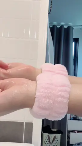 ฉันไปอยู่ไหนมาอีกแล้ว555555555 ตำเหอะ สายรัดข้อมือกันน้ำไหลลงข้อศอก อันนี้โคตรดี 🥹 มีหลายสี สีน่ารักด้วยอะ #สายรัดข้อมือ #กันน้ํากันเหงื่อ #ของมันต้องใช้ #ของมันต้องมีป่ะ #ของใช้ในห้องน้ํา #fyp 