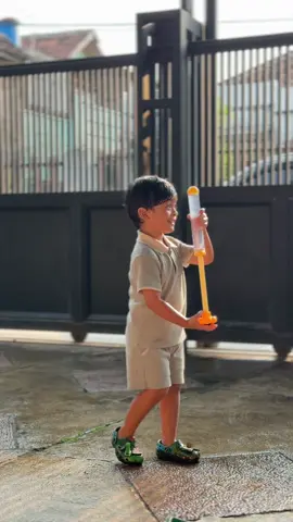 Nyenengin anak yang suka banget main air😍 #semprotanair #mainananak #mainair 