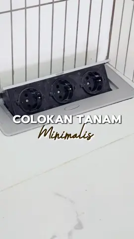 Colokan tanam minimalis, biar dapur makin mininmalis. Dapur makin rapi. #rumahminimalismodern #kitchenminimalis #dapurminimalis #colokantanam #stopkontak #stopkontaktanam #bangunrumah 