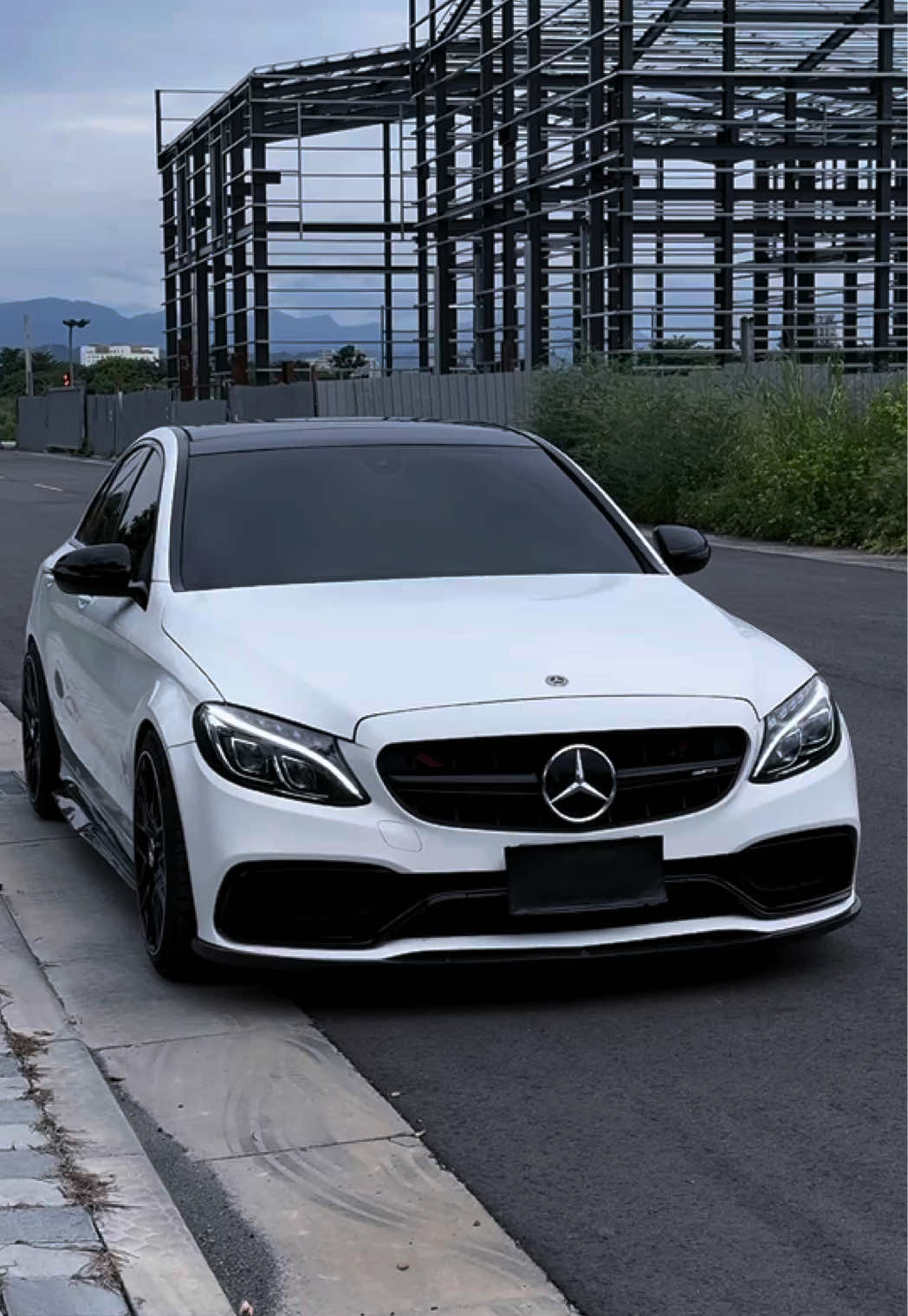 這C300認真有夠快.. 肯定能追上你的那個他 2018年 Benz W205 C300 AMG 基本滿 原版件 / 里程16.5萬 BC BR 可調式避震、Hard race 前上三角架、Hard race 後仰角器、直通當派、BMC進氣、Fi工廠中尾段、引擎內部做鍛、HBO ECU stage2、63 19吋鍛造鋁圈、歐規原廠雙魚眼、前後卡鉗改色、前後Brembo 陶瓷來另片、Brembo 改良型碟盤、63卡夢尾翼、全車64色氣氛燈、前AN63+碳纖維下巴、後c63s後下巴、Psm 碳纖維側群、碳纖維後包角、E63水箱罩、C43 260km黃邊儀表紙、Apple CarPlay、全車鍍鉻黑化、後照鏡流水一抹藍 #Benz #C300 #brembo #c63 #台中 