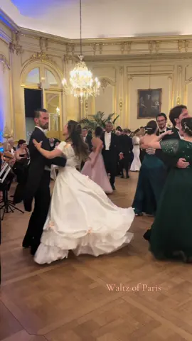 A ball in Paris, on a soft summer night 💫 💃🏻 : @niii.netteee__  #waltz #valse #ballroom #ballroomdance #dance #danse #dancing #elegance #prom #bal 