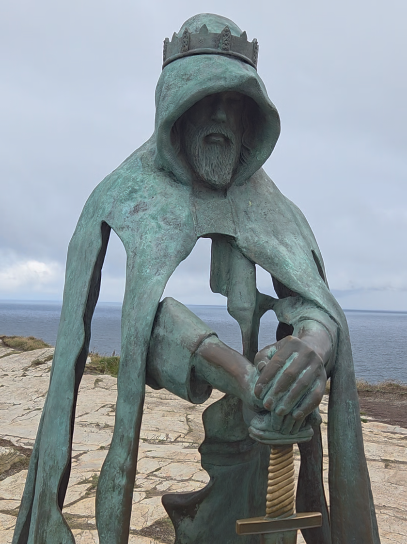 Gallos statue at Tintagel Castle, Cornwall. 👑💓🏰  #tintagel #kingarthur #gallosstatue 