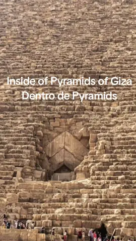 Aquí les mostramos un vistazo al interior de las pirámides de Giza. Son muy estrechas por dentro, pero la experiencia vale la pena para ver cómo la antigua civilización las construyó, y encierran muchísimos misterios.Cada piedra de la pirámide pesa toneladas, y es difícil entender cómo lograron subirlas todas a la cima. Here’s a look inside the pyramids, the pyramids of Giza. They are very narrow inside, but the experience is worth it to see how the ancient civilization built these pyramids, and they hold so many mysteries in them. Each stone of the pyramid having tons of weight, it's hard to understand how they have carried all the stones to the top. #fyp #egypt #pyramid 