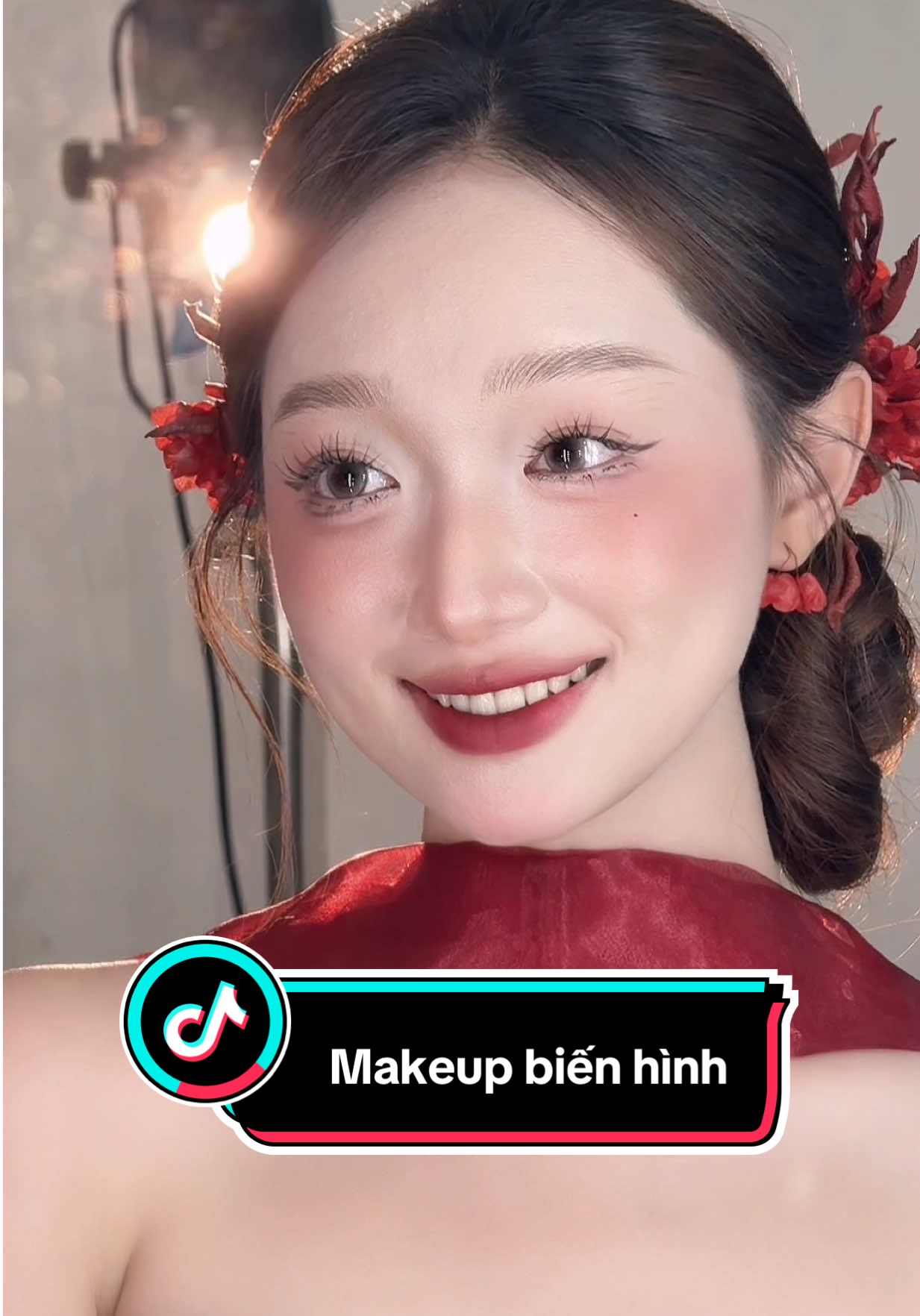 Son đỏ biến hình tí thôi các dâu ơi #makeupbienhinh#makeupthaydau#trend #sondo #makeupaodai #codau #makeupdanang #trangdiemdep #daânng #QuynhLamMakeup #makeuptainha #FYP 