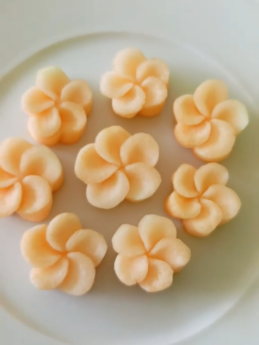 แกะสลักแคนตาลูป🥰 ดอกลีลาวดีจิ๋ว น่ารักก🌸🤍 #carving  #แกะสลักแตนตาลูป  #哈密瓜 #水果  #carvingthai #ปอกผลไม้สวย #ปอกผลไม้ง่ายๆ #แคนตาลูป  #Cantaloupe  #fruit #แกะสลัก #เทรนด์วันนี้ #ผลไม้พร้อมทาน #ผลไม้พร้อมทานเชียงใหม่ #แกะสลักผลไม้ #เชียงใหม่ #อย่าปิดการมองเห็น #Ai #ห้องครัวtiktok #กินกับtiktok  #ปอกผลไม้ง่ายๆ #ปอกผลไม้สวย #madeinthailand #เพลงฮิตtiktok 